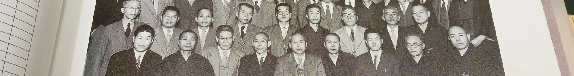 昭和29年の同業者集合写真の最前列中央に写る初代の德三郎